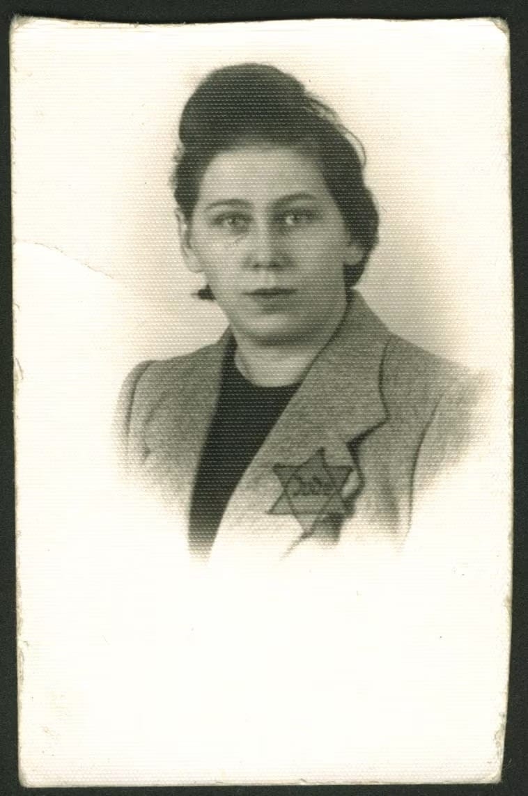 Sura Estrajcher front