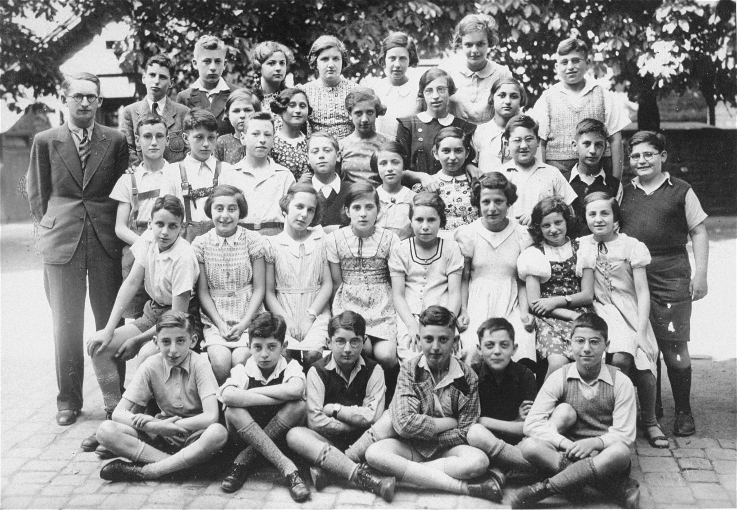 In the 1937 class photo of the 7th grade, Rosa, wearing a puff-sleeved dress, sits in the secondrow, first from the right.